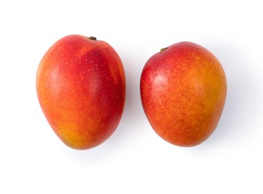 Güzel, olgun mangoların yakın plan beyaz masa arkasında izole edilmiş kesme yolu.