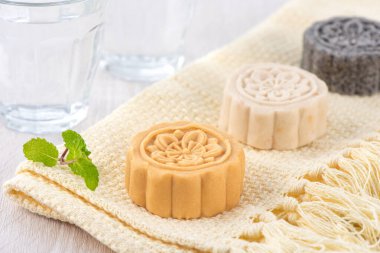 Renkli güzel ay pastası, Mung fasülyesi keki, Sonbahar Festivali 'nin ortalarında geleneksel gurme tatlı aperatifleri için Şampiyon Bilge Pastası..