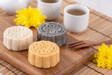 Renkli güzel ay pastası, Mung fasülyesi keki, Sonbahar Festivali 'nin ortalarında geleneksel gurme tatlı aperatifleri için Şampiyon Bilge Pastası..