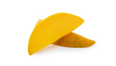 Güzel, olgun mangoların yakın plan beyaz masa arkasında izole edilmiş kesme yolu.