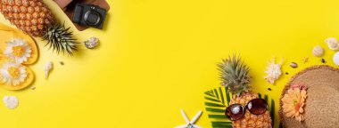 Yaz meyvesi tasarımı konsepti. Deniz kabukları, ananas ve sarı arka planda palmiye yaprakları olan tatil gezilerinin en iyi manzarası..