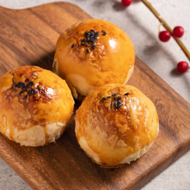 Ay pastası sarısı pastası, ay çöreği, Gri masa arkasında sonbahar bayramı tatili.