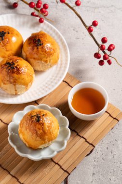 Ay pastası sarısı pastası, ay çöreği, Gri masa arkasında sonbahar bayramı tatili.