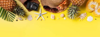 Yaz meyvesi tasarımı konsepti. Deniz kabukları, ananas ve sarı arka planda palmiye yaprakları olan tatil gezilerinin en iyi manzarası..