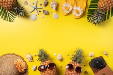 Yaz meyvesi tasarımı konsepti. Deniz kabukları, ananas ve sarı arka planda palmiye yaprakları olan tatil gezilerinin en iyi manzarası..