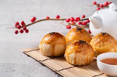 Ay pastası sarısı pastası, ay çöreği, Gri masa arkasında sonbahar bayramı tatili.
