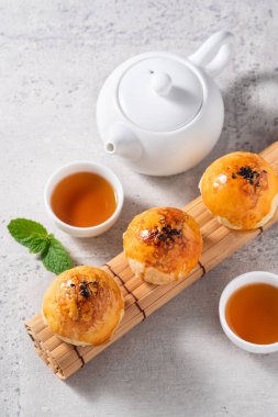 Ay pastası sarısı pastası, ay çöreği, Gri masa arkasında sonbahar bayramı tatili.