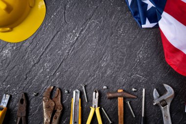 Sayfa tablosunda çalışma araçlarıyla Amerikan İşçi Bayramı 'nın üst görünüm tasarım kavramı.