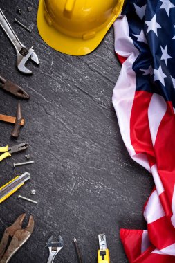 Sayfa tablosunda çalışma araçlarıyla Amerikan İşçi Bayramı 'nın üst görünüm tasarım kavramı.