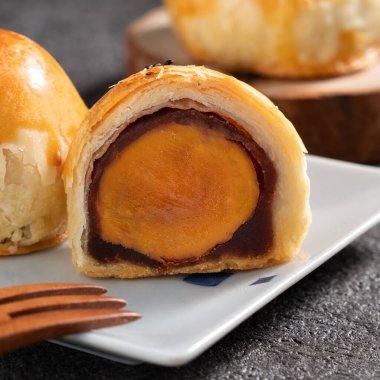 Ay pastası sarısı pastası, ay çöreği, Gri masa arkasında sonbahar bayramı tatili.