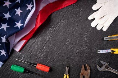 Sayfa tablosunda çalışma araçlarıyla Amerikan İşçi Bayramı 'nın üst görünüm tasarım kavramı.