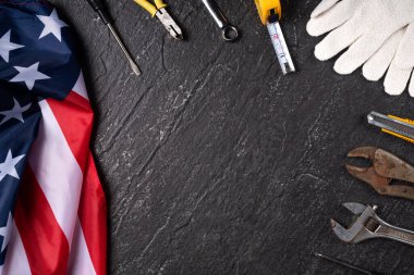 Sayfa tablosunda çalışma araçlarıyla Amerikan İşçi Bayramı 'nın üst görünüm tasarım kavramı.