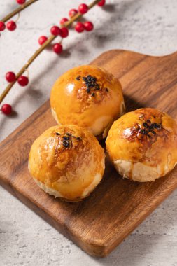 Ay pastası sarısı pastası, ay çöreği, Gri masa arkasında sonbahar bayramı tatili.