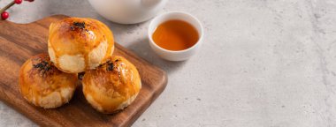 Ay pastası sarısı pastası, ay çöreği, Gri masa arkasında sonbahar bayramı tatili.