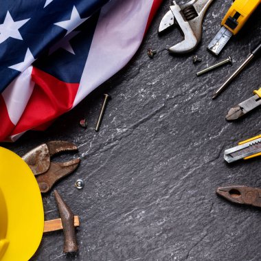 Sayfa tablosunda çalışma araçlarıyla Amerikan İşçi Bayramı 'nın üst görünüm tasarım kavramı.