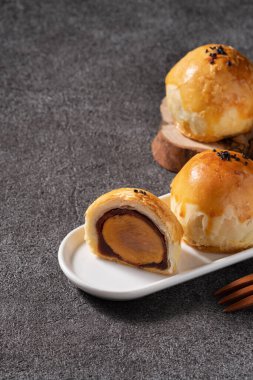 Ay pastası sarısı pastası, ay çöreği, Gri masa arkasında sonbahar bayramı tatili.