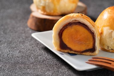 Ay pastası sarısı pastası, ay çöreği, Gri masa arkasında sonbahar bayramı tatili.