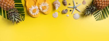 Yaz meyvesi tasarımı konsepti. Deniz kabukları, ananas ve sarı arka planda palmiye yaprakları olan tatil gezilerinin en iyi manzarası..