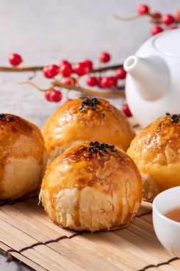 Ay pastası sarısı pastası, ay çöreği, Gri masa arkasında sonbahar bayramı tatili.