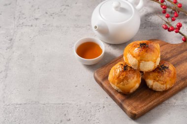 Ay pastası sarısı pastası, ay çöreği, Gri masa arkasında sonbahar bayramı tatili.