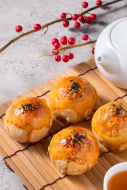 Ay pastası sarısı pastası, ay çöreği, Gri masa arkasında sonbahar bayramı tatili.