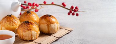 Ay pastası sarısı pastası, ay çöreği, Gri masa arkasında sonbahar bayramı tatili.