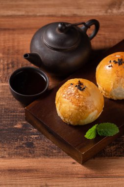 Ay pastası yumurta sarısı pastası, sonbahar bayramı tatili için ay çöreği ahşap masa arkasında.