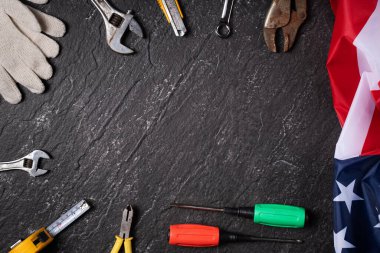 Sayfa tablosunda çalışma araçlarıyla Amerikan İşçi Bayramı 'nın üst görünüm tasarım kavramı.