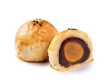 Ay pastası sarısı pastasını kapat, sonbahar ortası festivali için ay çöreği beyaz masa arkasında izole edilmiş, kesme yolu, kesme.