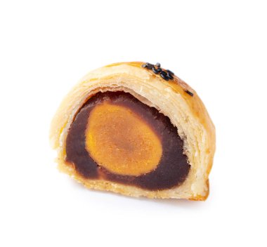 Ay pastası sarısı pastasını kapat, sonbahar ortası festivali için ay çöreği beyaz masa arkasında izole edilmiş, kesme yolu, kesme.