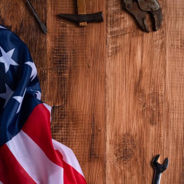 Çalışma araçları ve ahşap masa üzerinde kot pantolon ile İşçi Bayramı 'nın üst görünüm tasarım konsepti.