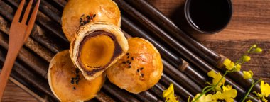 Ay pastası sarısı, ay çöreği, sonbahar bayramı tatili için ahşap masa arkasında ay çöreği.