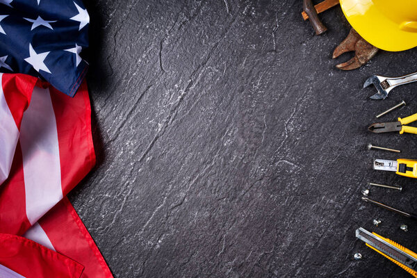 Концепция дизайна американского Дня Труда с рабочими инструментами на фоне стола с шифер.