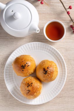 Top view tasarım konsepti: Ay pastası sarısı pastası, Sonbahar Festivali için ay çöreği, ahşap masa arkasında tatil.