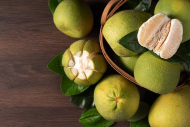 Güz ortası meyveleri için koyu ahşap masa arkaplanındaki taze çiçek manzarası.