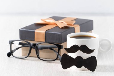 Babalar Günü tasarım konsepti. Babacığın komik fikri için bir fincan kahve ve hediye kutusunu kapat..