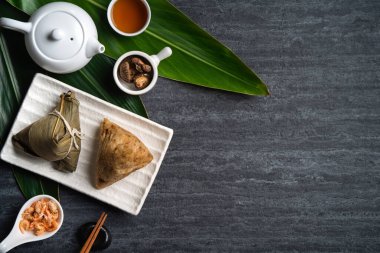 Zongzi. Çin geleneksel Ejderha Tekne Festivali (Duanwu Festivali) için siyah arka plan üzerine pirinç köfteli hamur tatlısı tasarımı konsepti.