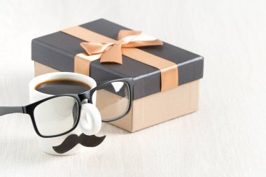 Babalar Günü tasarım konsepti. Babacığın komik fikri için bir fincan kahve ve hediye kutusunu kapat..