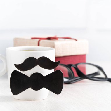 Babalar Günü tasarım konsepti. Babacığın komik fikri için bir fincan kahve ve hediye kutusunu kapat..