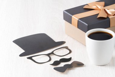 Babalar Günü tasarım konsepti. Babacığın komik fikri için bir fincan kahve ve hediye kutusunu kapat..