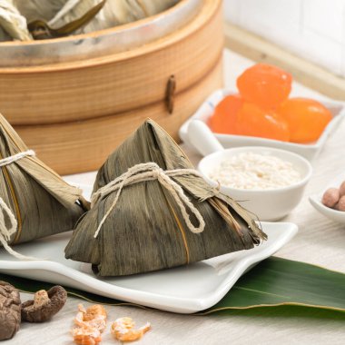 Zongzi. Geleneksel Çin Ejderha Tekne Festivali (Duanwu Festivali) için pirinç köftesi pencere önü açık ahşap masa arkaplanı üzerine.