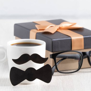 Babalar Günü tasarım konsepti. Babacığın komik fikri için bir fincan kahve ve hediye kutusunu kapat..