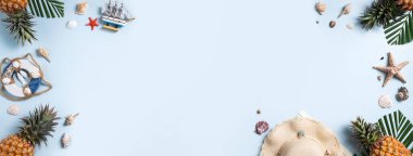 Yaz meyvesi tasarımı konsepti. Deniz kabukları, şapka, ananas ve mavi arka planda palmiye yapraklarıyla tatil gezilerinin en üst manzarası..