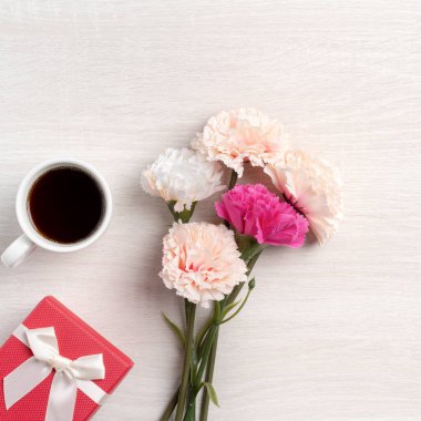 Anneler Günü tasarım konsepti. Karanfil çiçeğinin en güzel manzarası ve fotokopi alanı ile tatil hediyesi fikri.