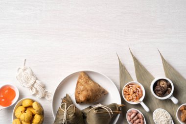 Zongzi. Ejderha Teknesi Duanwu Festivali için ahşap masa üstü manzaralı lezzetli geleneksel pirinç köftesi..