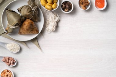 Zongzi. Ejderha Teknesi Duanwu Festivali için ahşap masa üstü manzaralı lezzetli geleneksel pirinç köftesi..