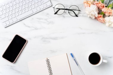 Anneler Günü 'nün dizayn konçertosu. Annemin ofis masasının arka planında karanfil çiçeğiyle karşılama..