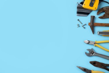 Babalar Günü ve İşçi Bayramı 'nın mavi arka planda çalışma araçlarıyla üst düzey tasarım konsepti.