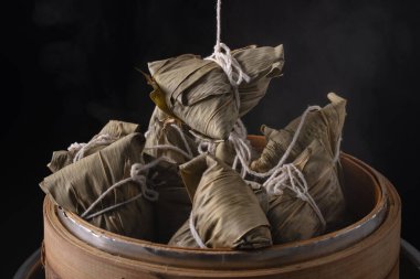 Çin geleneksel Ejderha Tekne Festivali (Duanwu Festivali) için Zongzi pirinç köftesi.