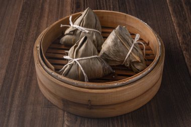 Çin geleneksel Ejderha Tekne Festivali (Duanwu Festivali) için Zongzi pirinç köftesi.